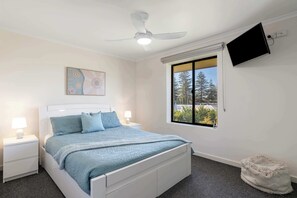 3 bedrooms, desk, iron/ironing board, travel crib