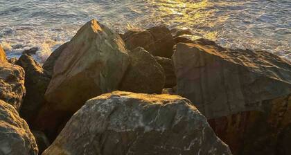 Beachside Breakaway Glenelg South 200m to the Beach
