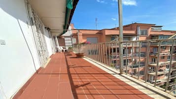 Habitación Confort, vistas al patio | Escritorio y espacio para trabajar con un portátil