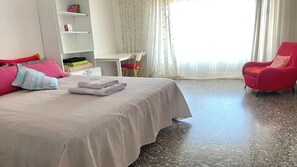 Superior Room, City View | Desk, laptop workspace, soundproofing, free WiFi - SUNSET COLOSSEO BED & BREAKFAST (Rome)