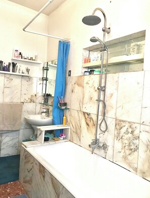 Chuveiro/banheira combinados, secador de cabelo, roupões de banho