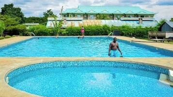 Una piscina al aire libre