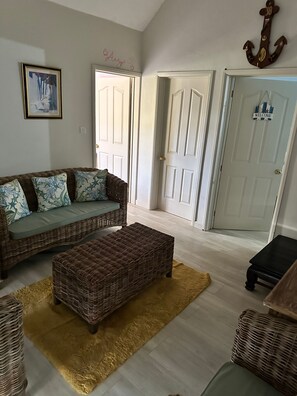 Casa, 4 habitaciones, fumadores, piscina privada | Sala de estar | Libros