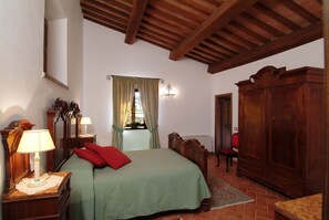 7 habitaciones, tabla de planchar con plancha y cuna de viaje 
