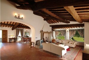 TV, fireplace, stereo