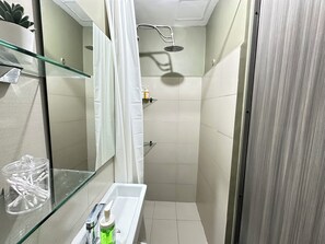 Shower, hair dryer, bidet, towels - Stylish Luxe Apartment at SMDC Green Residences Taft beside of DLSU Manila (Manila)