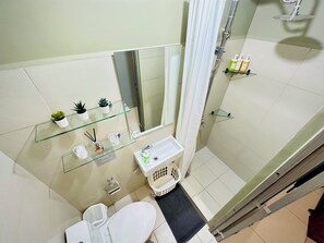 Shower, hair dryer, bidet, towels