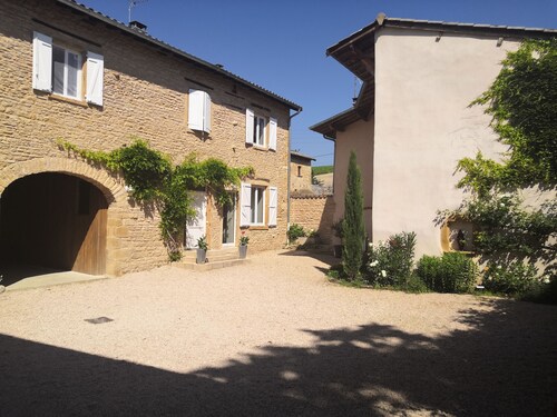 Beaujolais house with charm, pool, fireplace