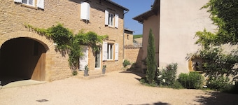 Beaujolais house with charm, pool, fireplace