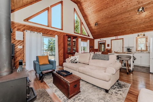 Lakeview Loft: A-Frame Escape Tobermory