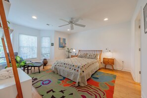 3 bedrooms, desk, WiFi, bed sheets