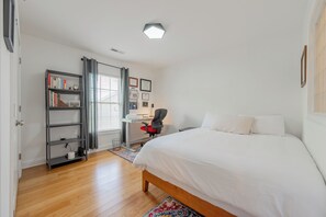 3 bedrooms, desk, WiFi, bed sheets
