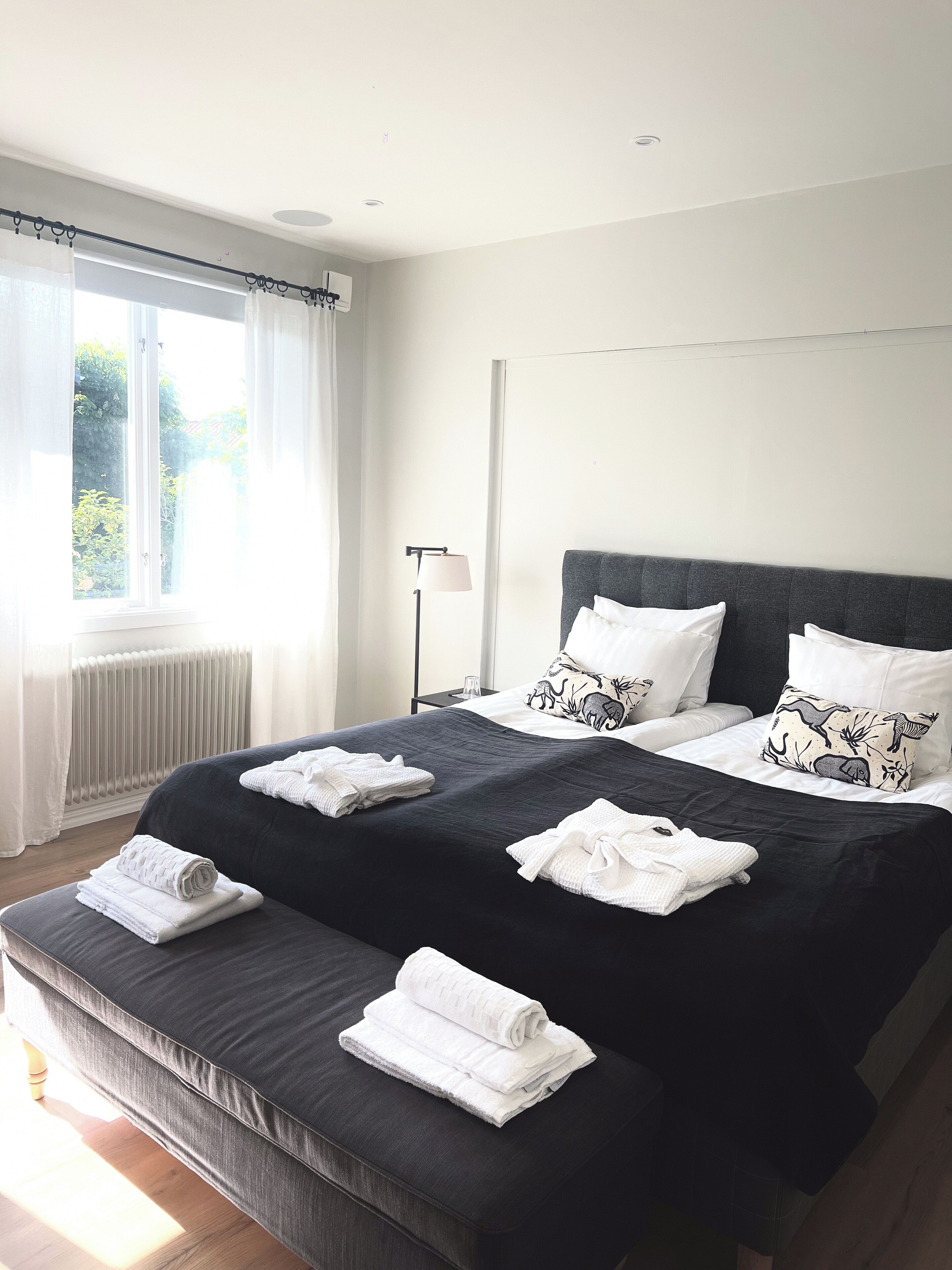 Comfort dubbelrum - utsikt mot trädgården (delat badrum) | Free WiFi, bed sheets