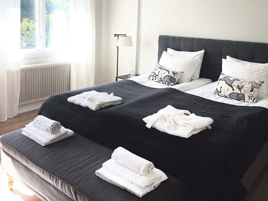Comfort dubbelrum - utsikt mot trädgården (delat badrum) | Free WiFi, bed sheets