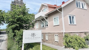 Kaksikerroksinen rakennus, jonka kyltissä kerrotaan, että se on Fjällbacka-niminen majatalo, joka on perustettu vuonna 1892.