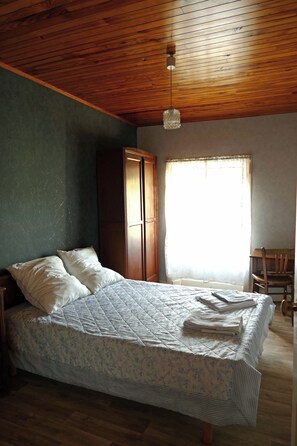 4 bedrooms, iron/ironing board, bed sheets