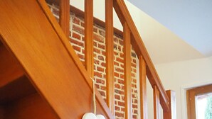 Una escalera de madera con un detalle decorativo en forma de corazón.
