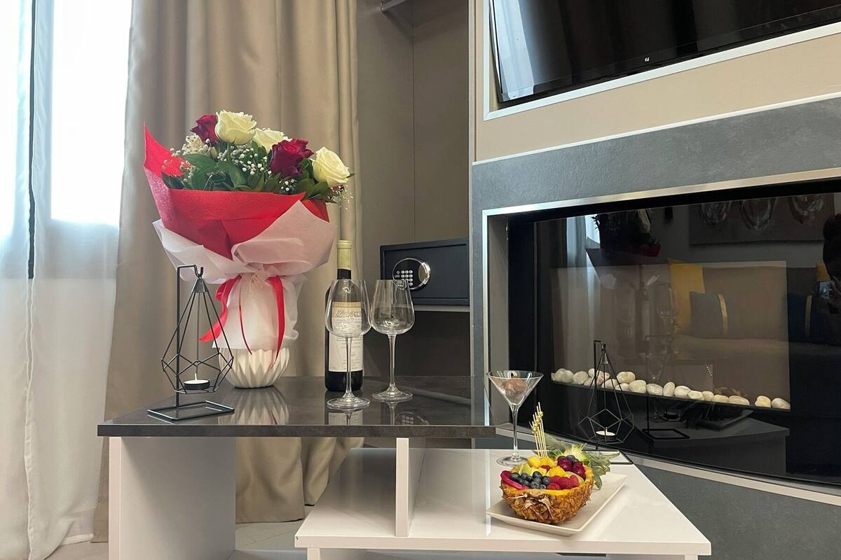 Deluxe Suite, Partial Sea View | 1 bedroom, minibar, in-room safe, soundproofing