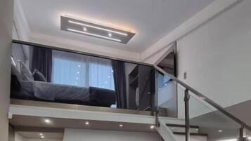 Suite Premium, pemandangan laut terbatas | 1 kamar tidur, minibar, brankas, dan kedap suara