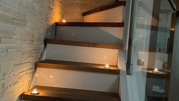 Suite Deluks, pemandangan laut terbatas | 1 kamar tidur, minibar, brankas, dan kedap suara