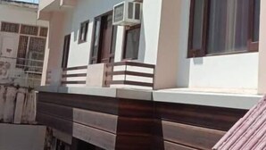 A multi-story building with a flat roof and large windows. - Hotel Shri Radha Niwas (Katra)