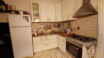 Frigorifero, microonde, forno, piano cottura