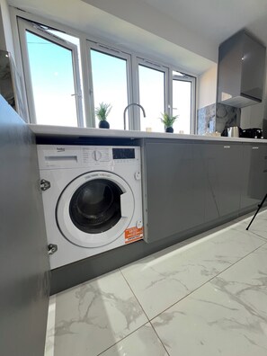 冷蔵庫、電子レンジ、オーブン、コンロ