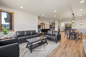 Smart TV, fireplace - Black Hills Haven: Serene Retreat Near Deadwood & Boulder Canyon Golf Club (Sturgis)