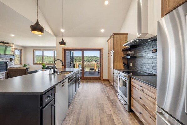 冷蔵庫、電子レンジ、オーブン、コンロ