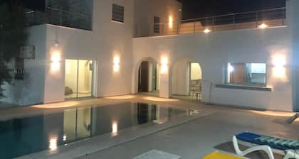 Charming 4-bedroom villa with swimming pool.WiFi and AC in djerba Houmt Souk