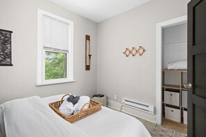 2 bedrooms, desk, iron/ironing board, travel cot