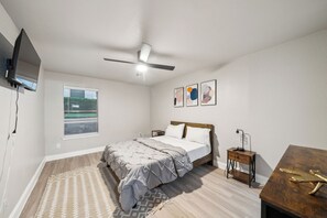 1 habitación, escritorio, tabla de planchar con plancha y cuna de viaje 
