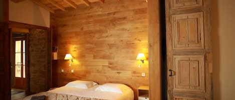 Chambre Quadruple, vue cour intérieure | Coffres-forts dans les chambres, rideaux occultants