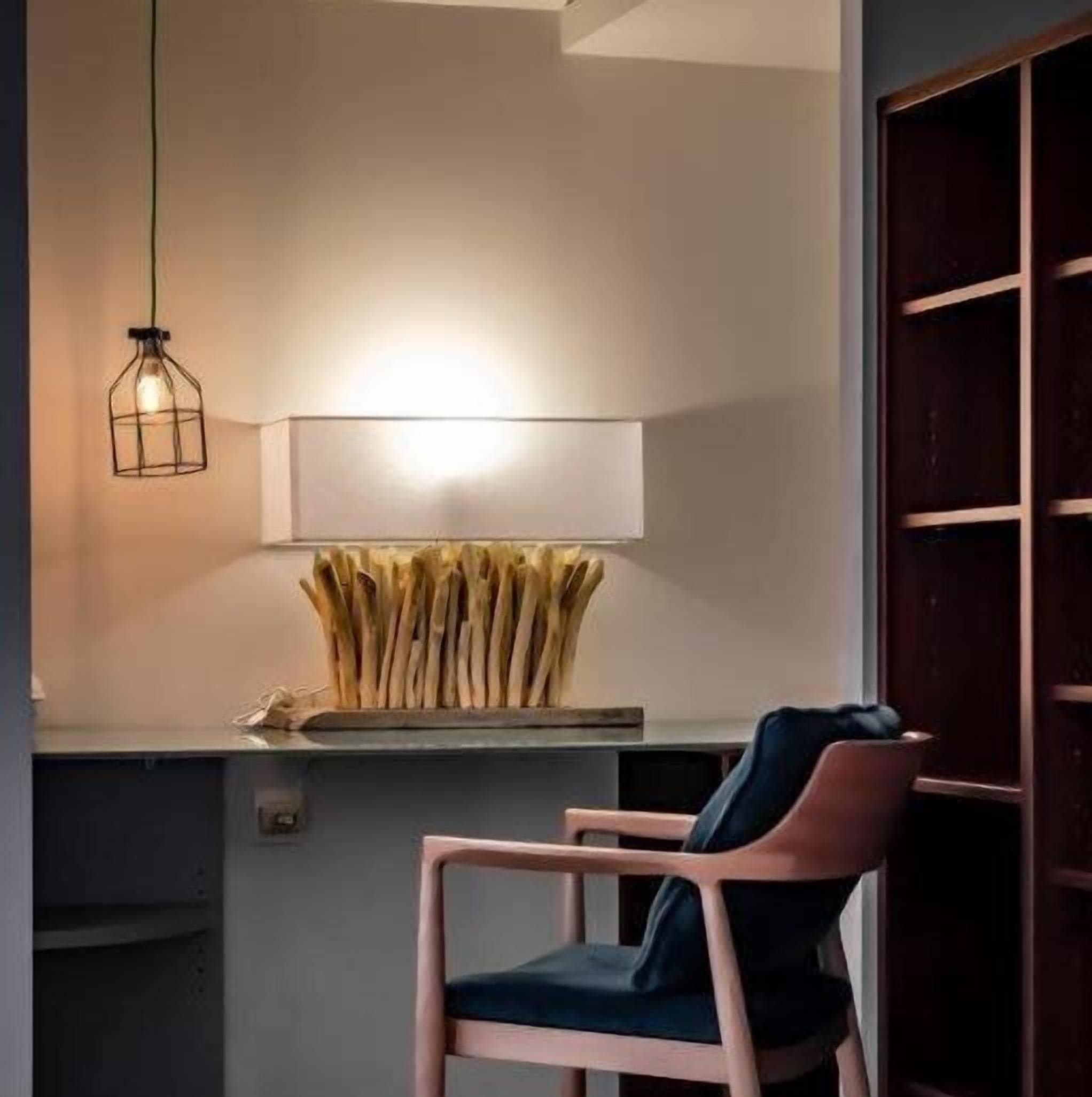 Quarto moderno com escrivaninha, cadeira e luminária pendente.