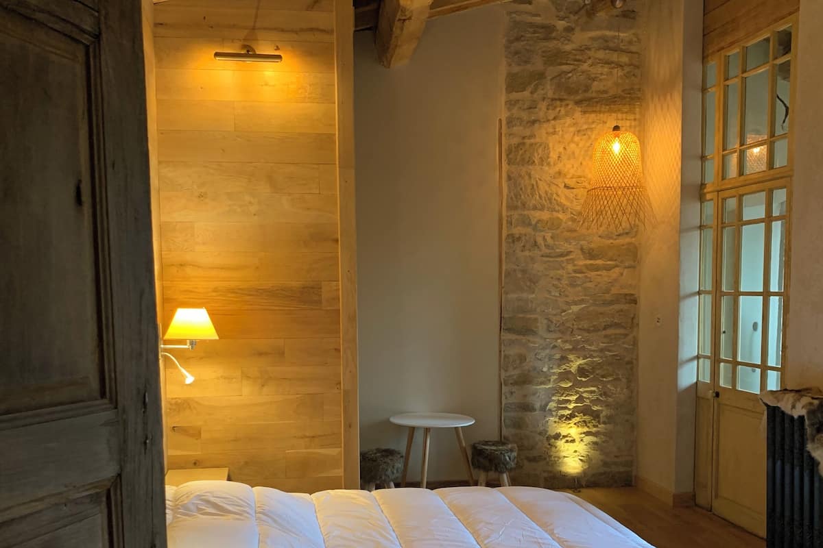 Chambre Quadruple, vue cour intérieure | Coffres-forts dans les chambres, rideaux occultants, Wi-Fi gratuit