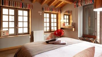 Kamer, uitzicht op tuin | Een kluis op de kamer, verduisterende gordijnen, gratis wifi