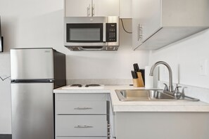 Réfrigérateur, micro-ondes, four, plaque de cuisson