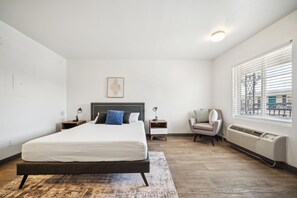 Schreibtisch, Bügeleisen/Bügelbrett, Reisekinderbett, kostenloses WLAN