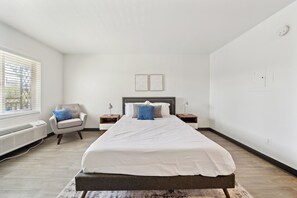 Escritorio, tabla de planchar con plancha, cuna de viaje y wifi gratis 