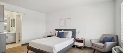 1 Schlafzimmer, Schreibtisch, Bügeleisen/Bügelbrett, Reisekinderbett