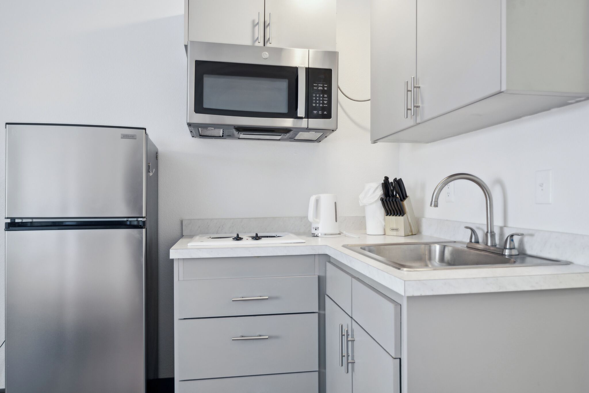 Frigorifero, microonde, forno, piano cottura