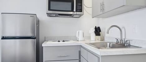 Frigorifero, microonde, forno, piano cottura