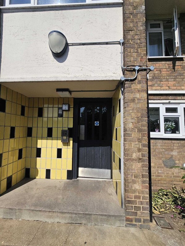 Shared Dormitory, 1 Bedroom, Balcony | Exterior detail - Room-charming London Guest Room With Gar (London)