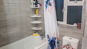 Dortoir Partagé, 1 chambre, balcon | Salle de bain