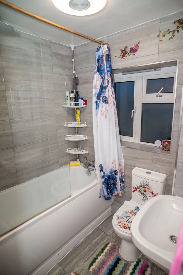 Dormitorio compartido, 1 habitación, balcón | Baño