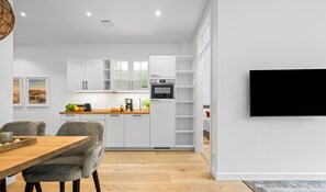 Réfrigérateur, un four, surface de cuisson, lave-vaisselle