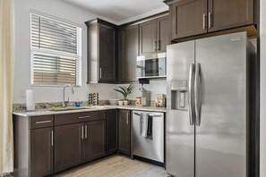 Frigorífic, microones, rentaplats i cafetera i tetera 