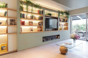 Books - Charming Roma Apartment With Terrace - Perfect for Families and Friends (Rome)