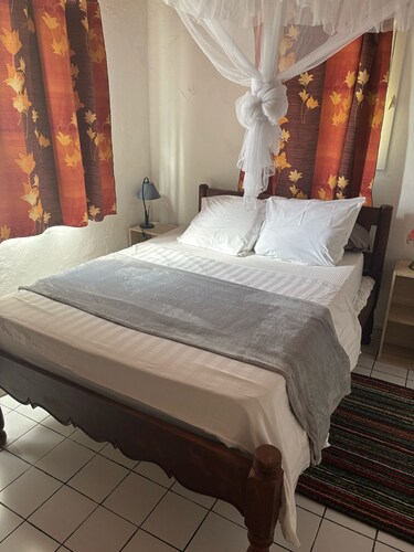 Accommodation close to beaches and shops 