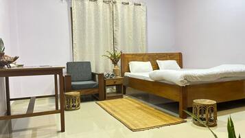 書桌、手提電腦工作空間、免費 Wi-Fi、床單